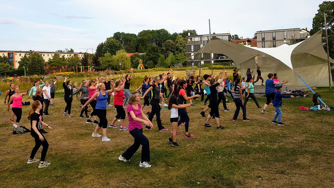Outdoor-Training mit vielen Teilnehmern im Bürgerpark