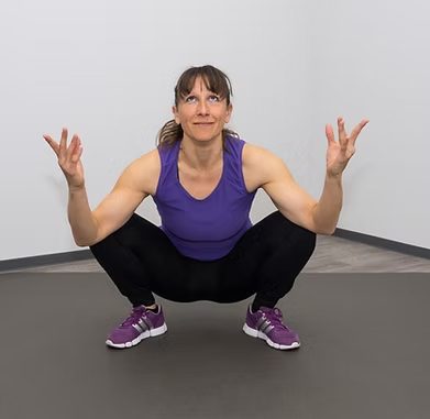 Viola Baier beim Kurzworkout in der tiefen Hocke